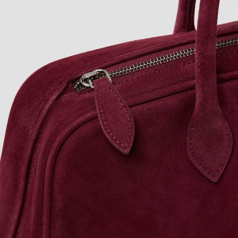 Sac à main Bordeaux — Ombeline, gros plan sur le zip et l’attache d’anse