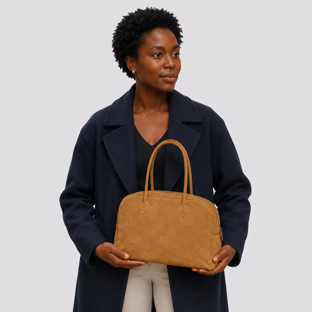 Sac à main Camel — Ombeline, porté studio buste