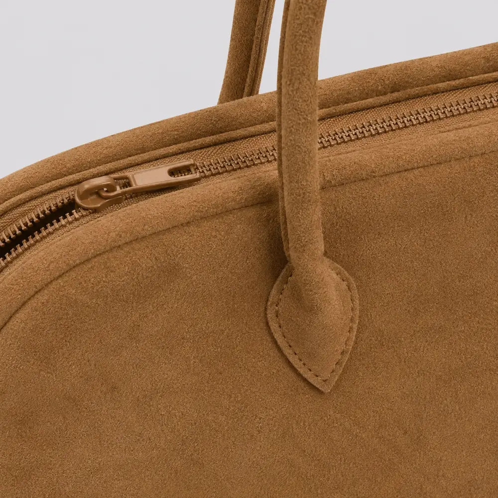 Sac à main Camel — Ombeline, gros plan sur le zip et l’attache d’anse