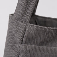 Sac à main Gris — Cléophée, zoom sur la matière en velours côtelé