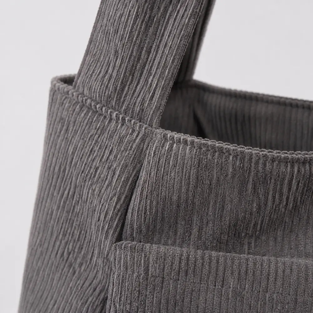 Sac à main Gris — Cléophée, zoom sur la matière en velours côtelé