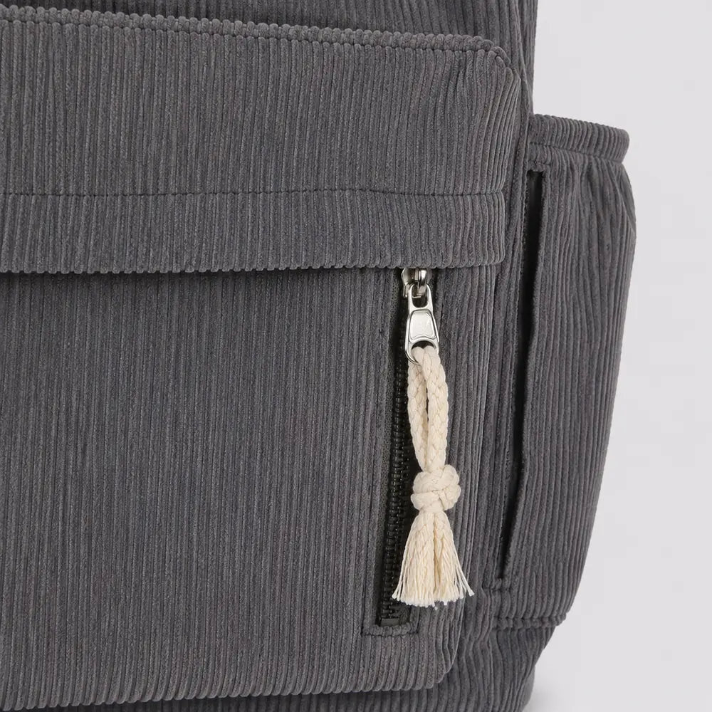Sac à main Gris — Cléophée, gros plan sur le zip de poche et le pompon corde