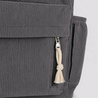 Sac à main Gris — Cléophée, gros plan sur le zip de poche et le pompon corde