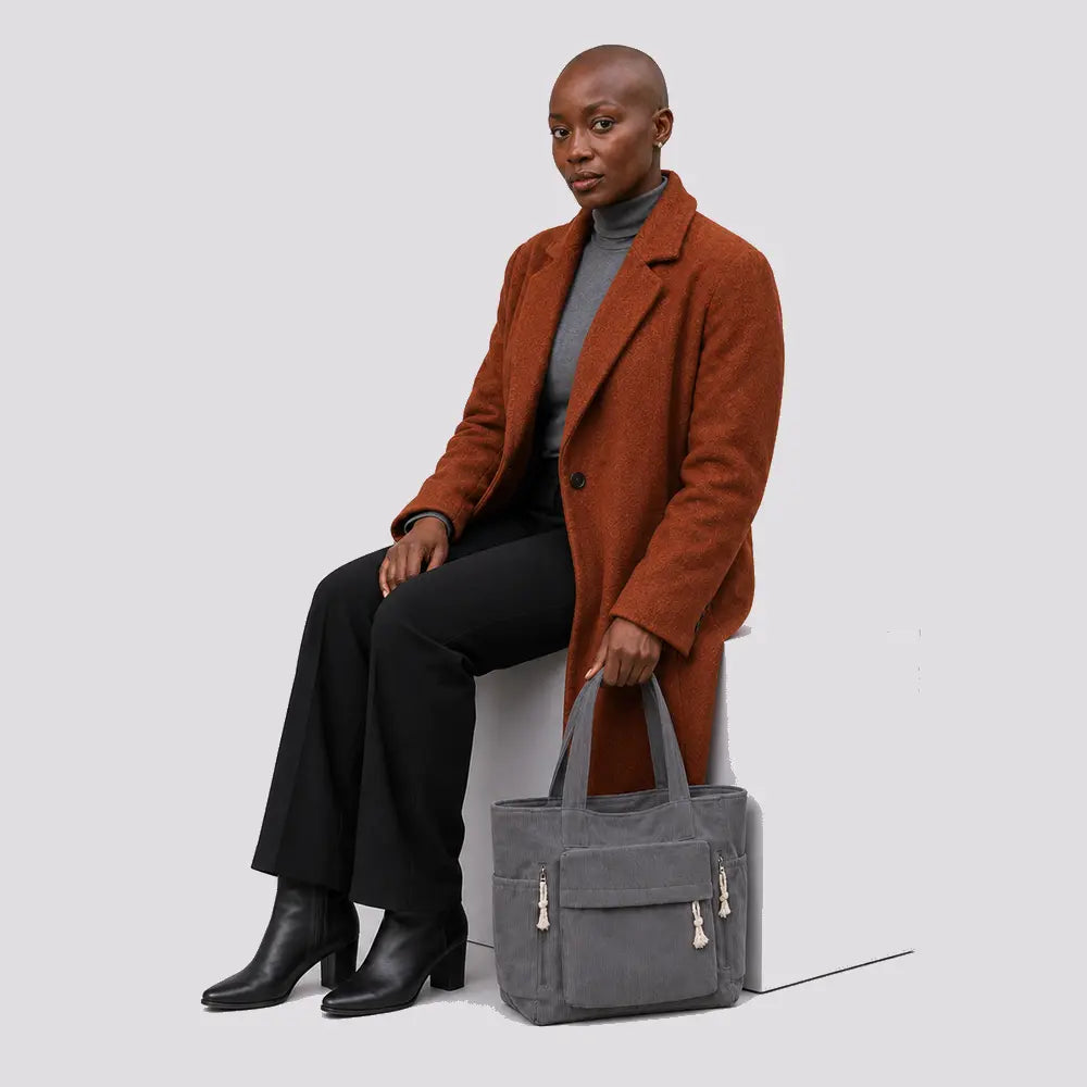 Sac à main Gris — Cléophée, porté studio plein pied