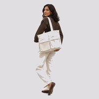 Sac à main Ivoire — Cléophée, porté studio plein pied