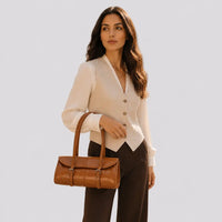 Sac à main marron camel Nine, porté studio cadrage buste
