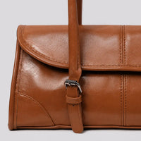Sac à main marron camel Nine, zoom sur le détail distinctif et la fermeture