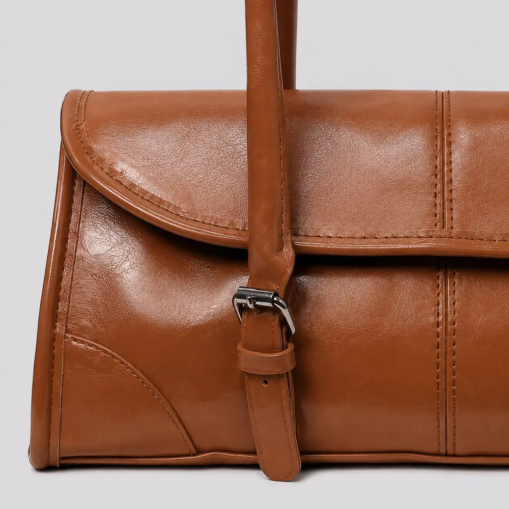 Sac à main marron camel Nine, zoom sur le détail distinctif et la fermeture