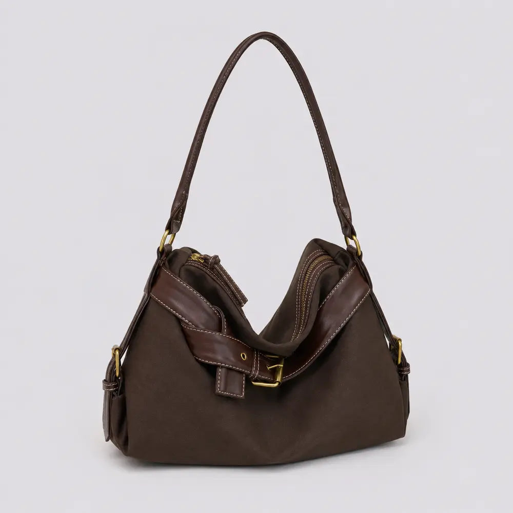 Sac à main marron foncé Bertille, vue trois-quarts sur fond studio neutre