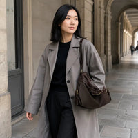 Sac à main marron foncé Bertille, porté lifestyle dans une rue parisienne