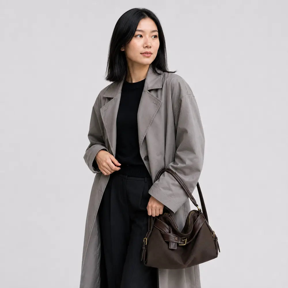 Sac à main marron foncé Bertille, porté studio cadrage buste