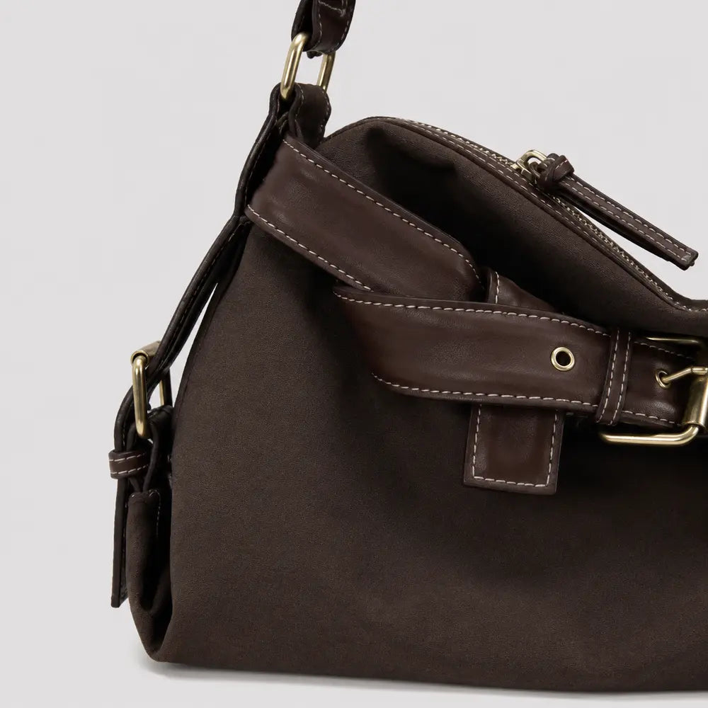 Sac à main marron foncé Bertille, zoom sur la matière et les coutures