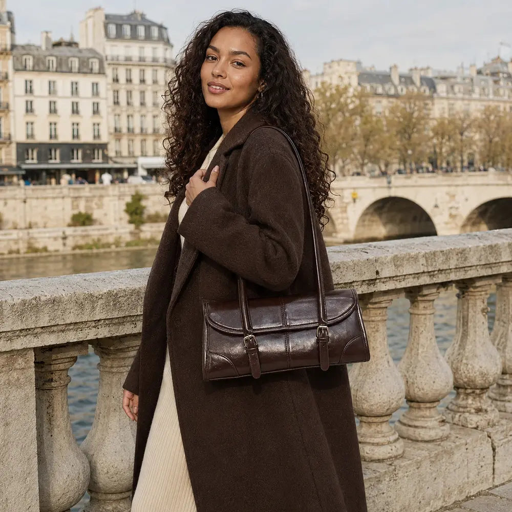 Sac à main marron foncé Nine, porté lifestyle dans une rue parisienne