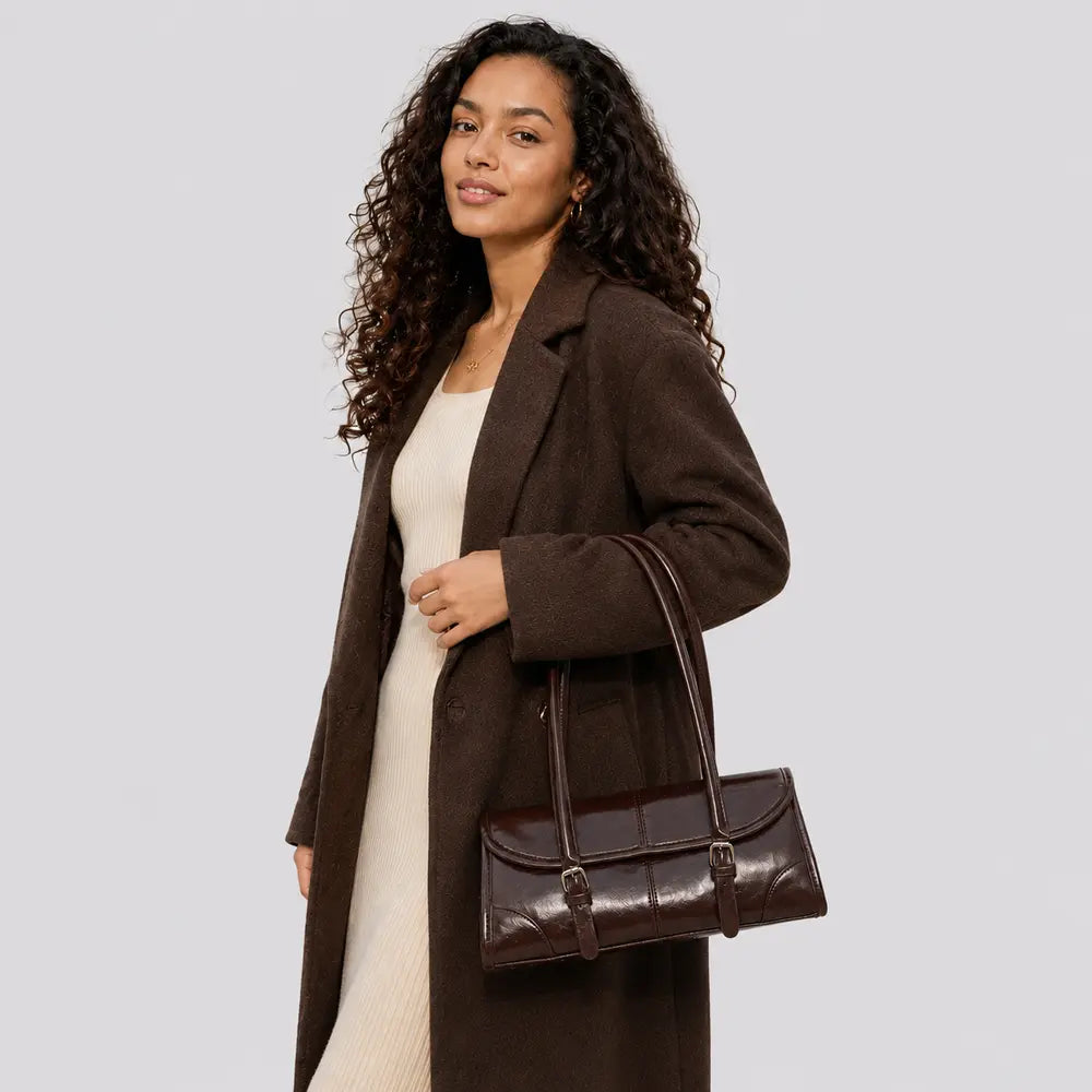 Sac à main marron foncé Nine, porté studio cadrage buste