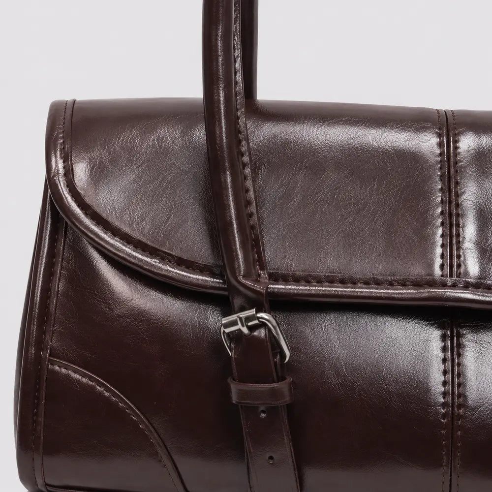 Sac à main marron foncé Nine, zoom sur la matière et les coutures