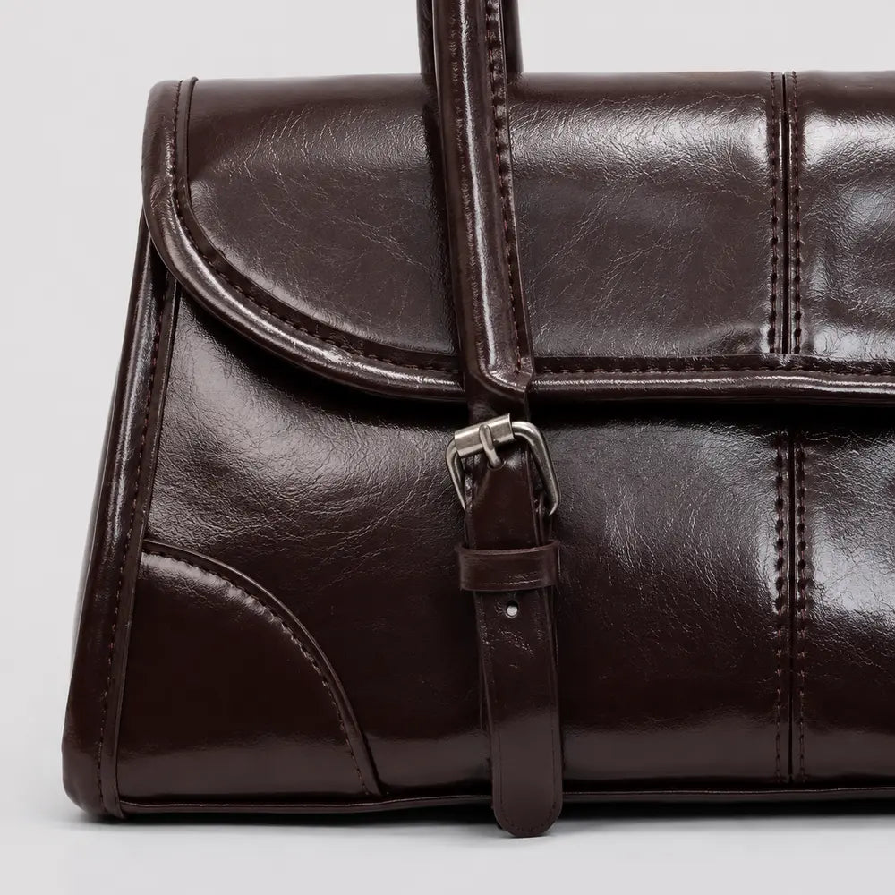 Sac à main marron foncé Nine, zoom sur le détail distinctif et la fermeture