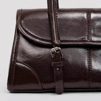 Sac à main marron foncé Nine, zoom sur le détail distinctif et la fermeture