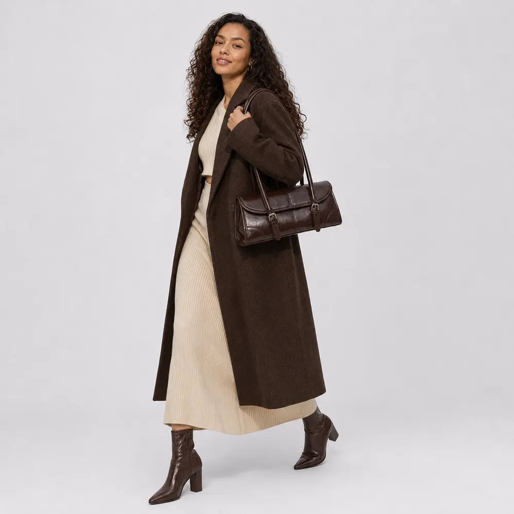 Sac à main marron foncé Nine, porté studio plein pied