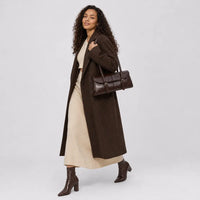 Sac à main marron foncé Nine, porté studio plein pied
