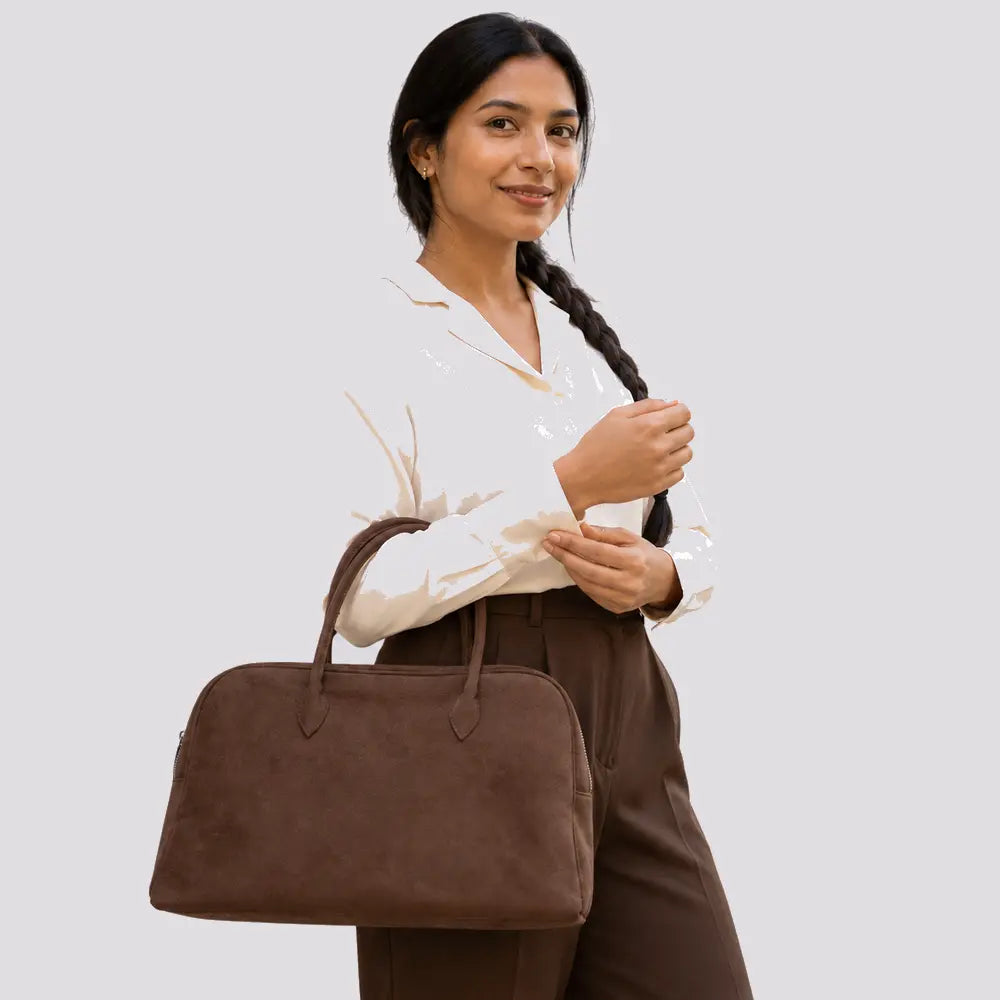 Sac à main Marron — Ombeline, porté studio buste