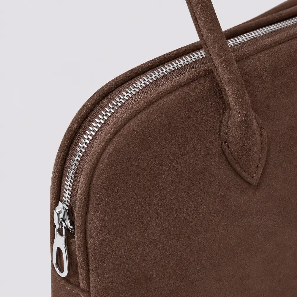 Sac à main Marron — Ombeline, gros plan sur le zip et l’attache d’anse