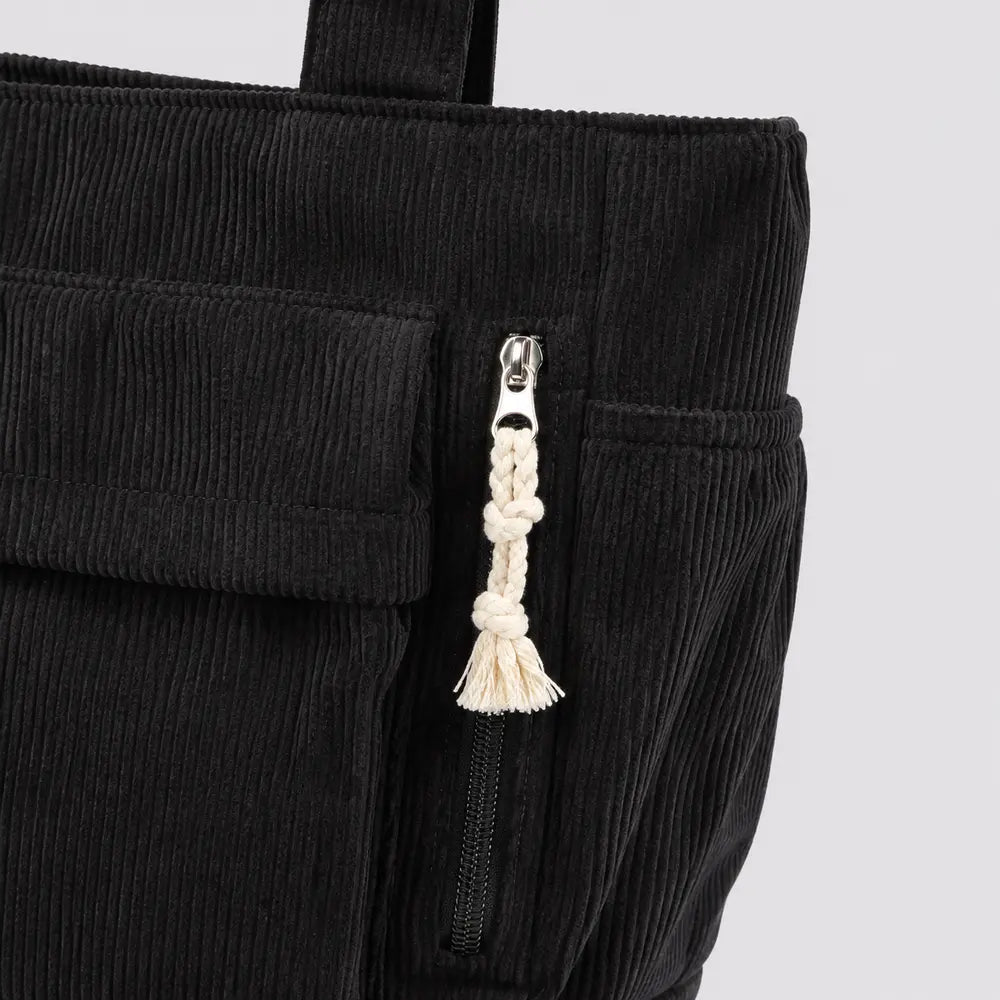 Sac à main Noir — Cléophée, gros plan sur le zip de poche et le pompon corde
