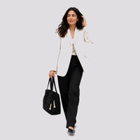Sac à main Noir — Cléophée, porté studio plein pied