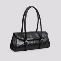Sac à main noir Nine, vue trois-quarts sur fond studio neutre
