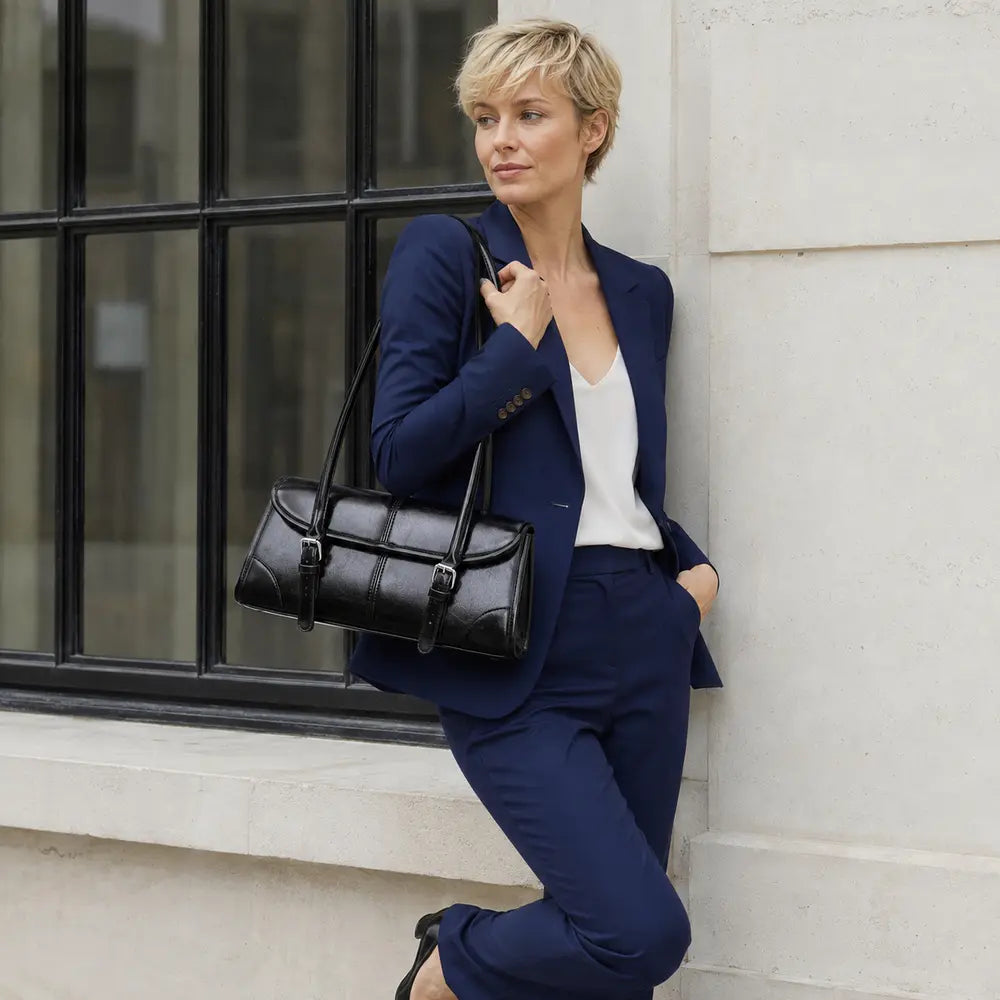 Sac à main noir Nine, porté lifestyle dans une rue parisienne
