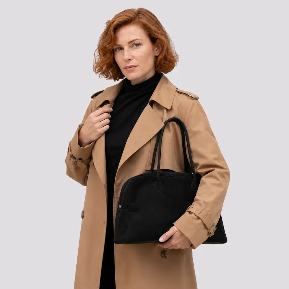 Sac à main Noir — Ombeline, porté studio buste