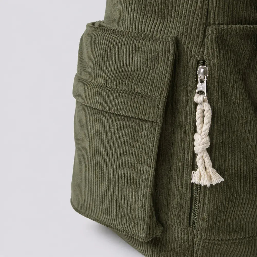 Sac à main Vert — Cléophée, gros plan sur le zip de poche et le pompon corde