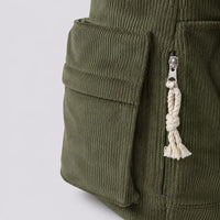 Sac à main Vert — Cléophée, gros plan sur le zip de poche et le pompon corde