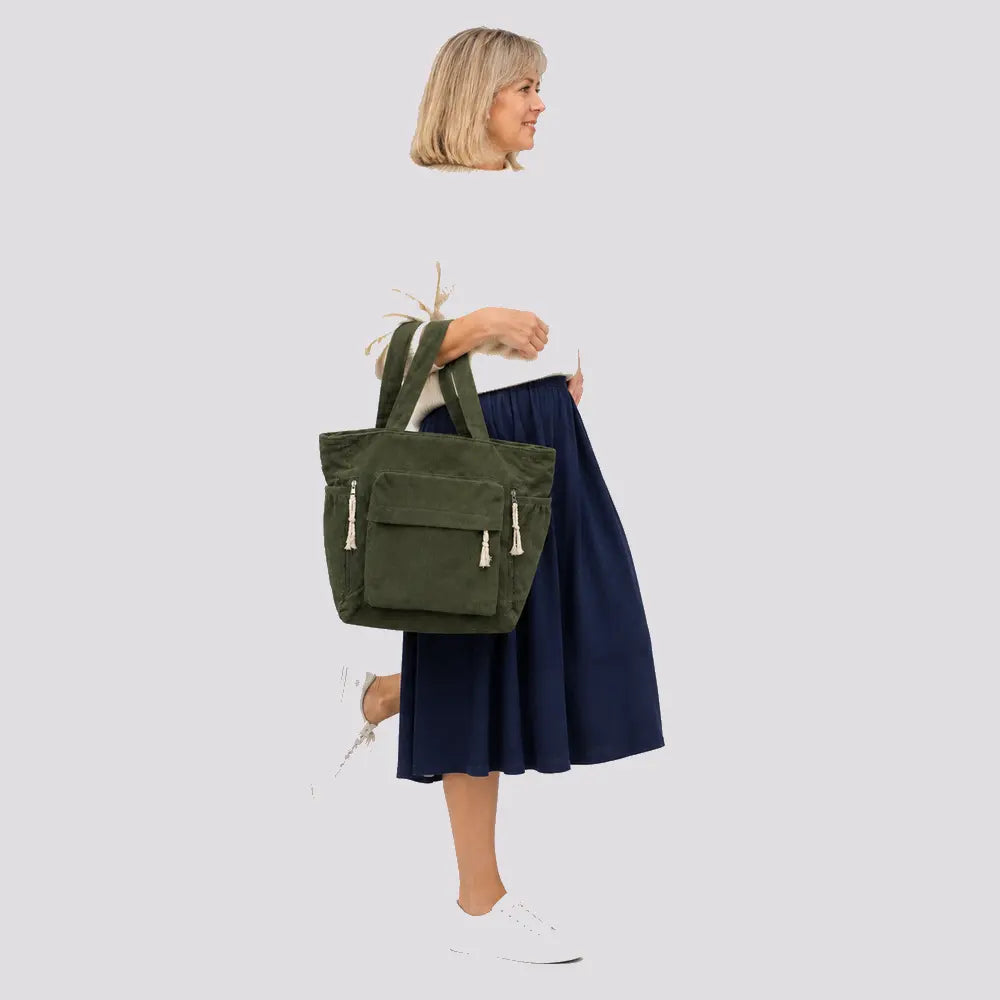Sac à main Vert — Cléophée, porté studio plein pied