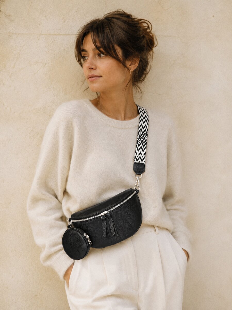 Femme portant un sac banane en cuir noir Enna Paris, look décontracté chic
