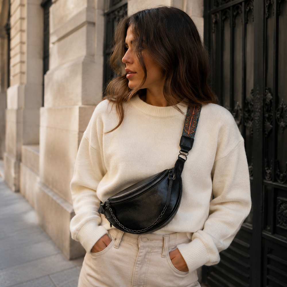 Sac banane femme avec chaîne noir porté – lifestyle à Paris