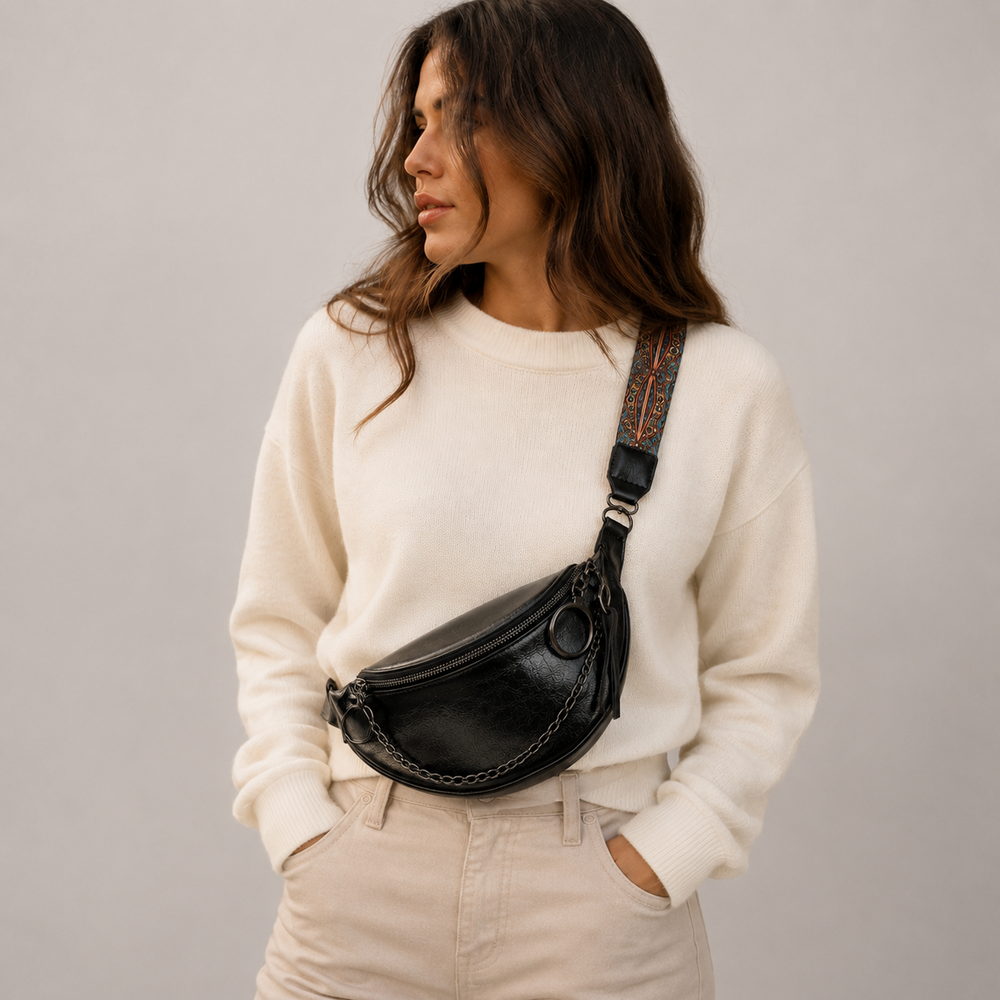 Sac banane femme avec chaîne noir porté – studio buste