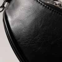 Sac banane femme avec chaîne noir – zoom matière