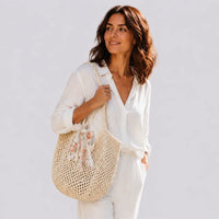 Sac cabas en crochet Séraphine beige porté en studio, vue buste