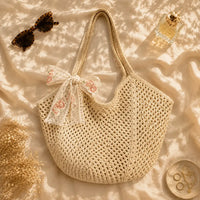 Sac cabas en crochet Séraphine beige en flatlay éditorial