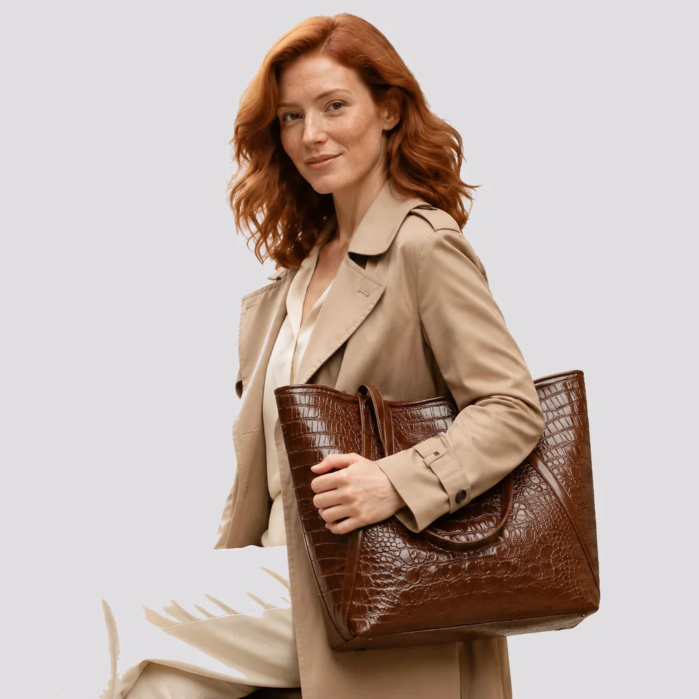 Sac à main Marron — Arielle, porté en studio, cadrage buste