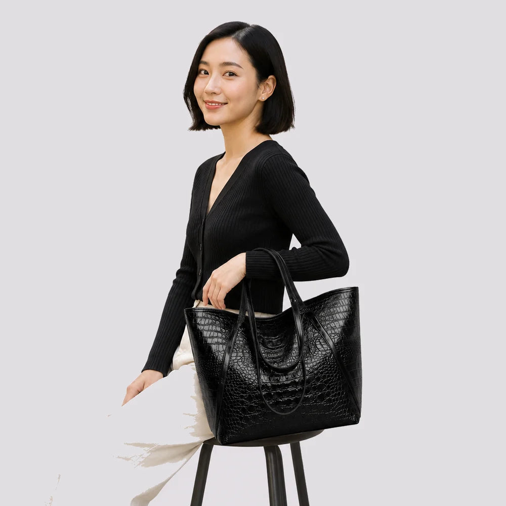 Sac à main Noir — Arielle, porté en studio, cadrage buste