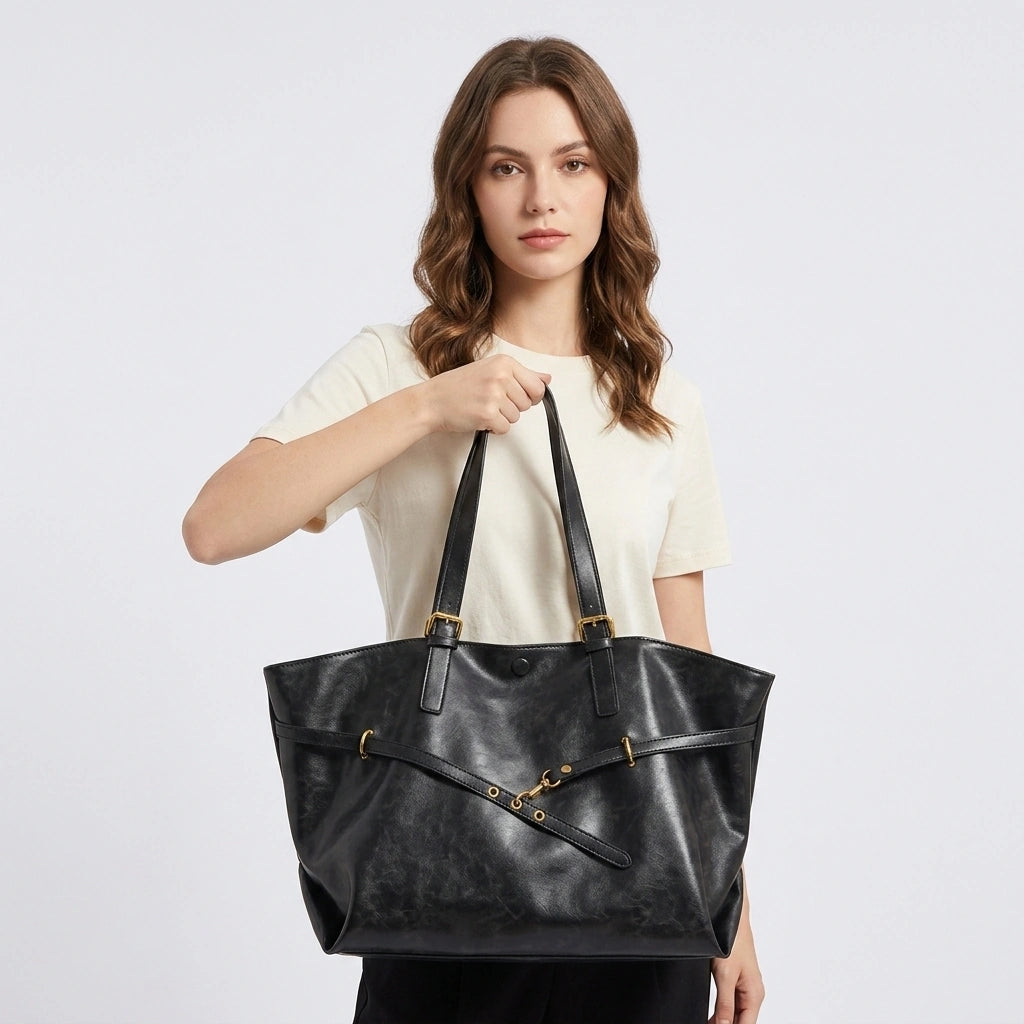 Tote Bag Retro PU Leather Shoulder noir, porté par une femme, vue de face