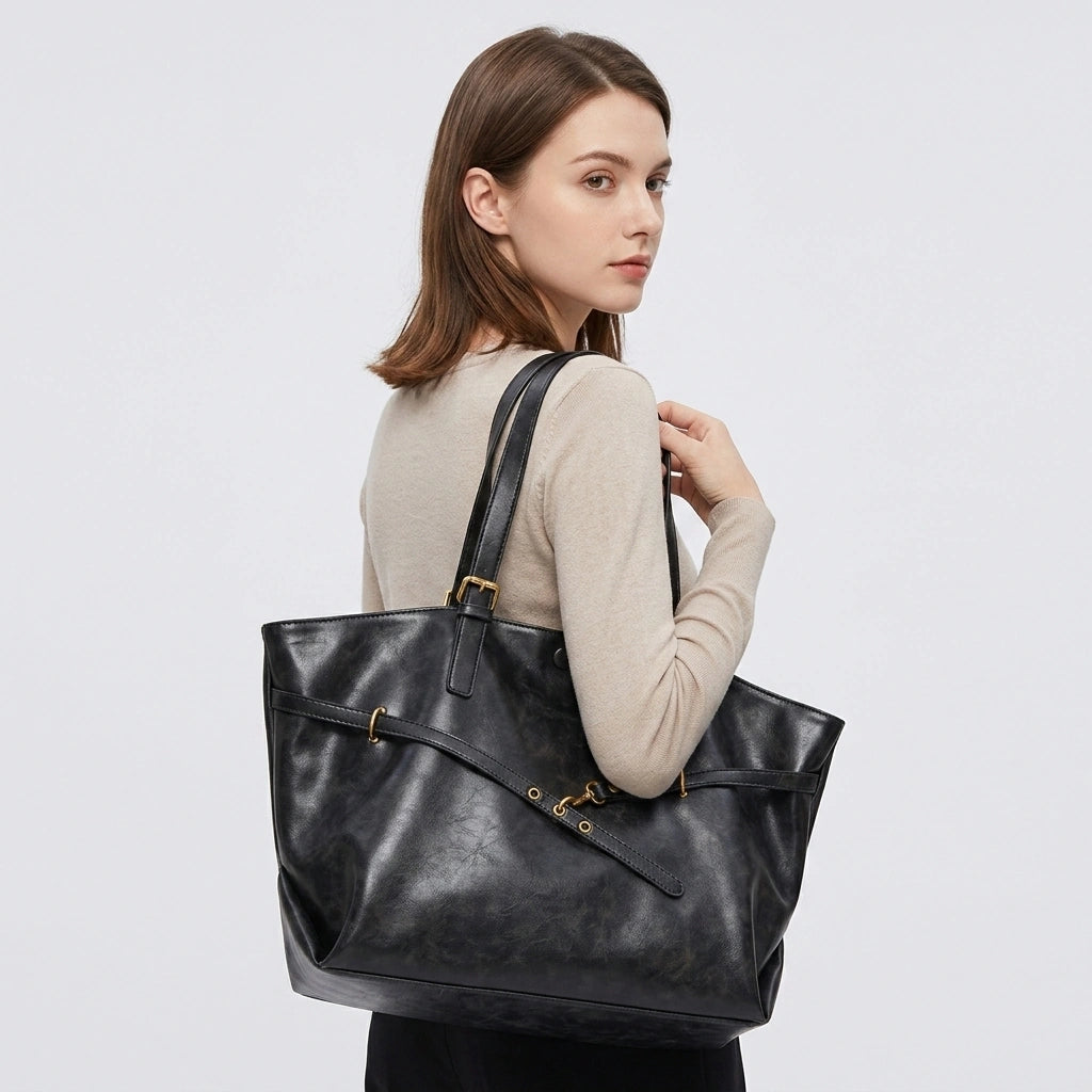Tote Bag Retro PU Leather Shoulder noir, porté par une femme, angle alterné